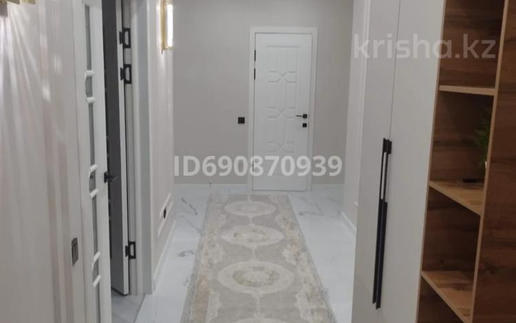 2-бөлмелі пәтер · 70 м² · 3/9 қабат, мкр Атырау, Абулхайыр хана 51а, бағасы: 300 000 ₸ — фото 2