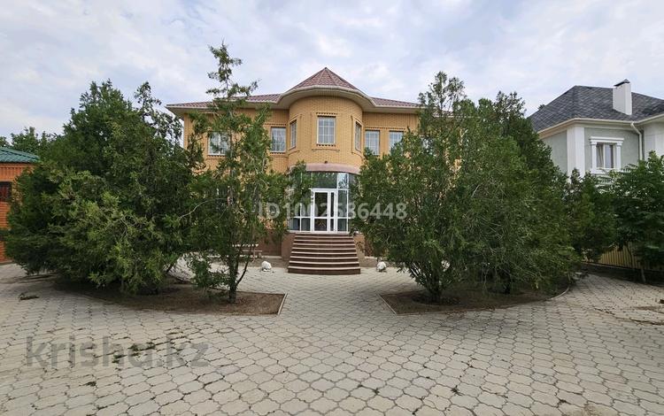 Отдельный дом · 8 комнат · 570 м² · 10 сот., мкр Ак Шагала, Телецентр 7 за 129 млн 〒 в Атырау — фото 2