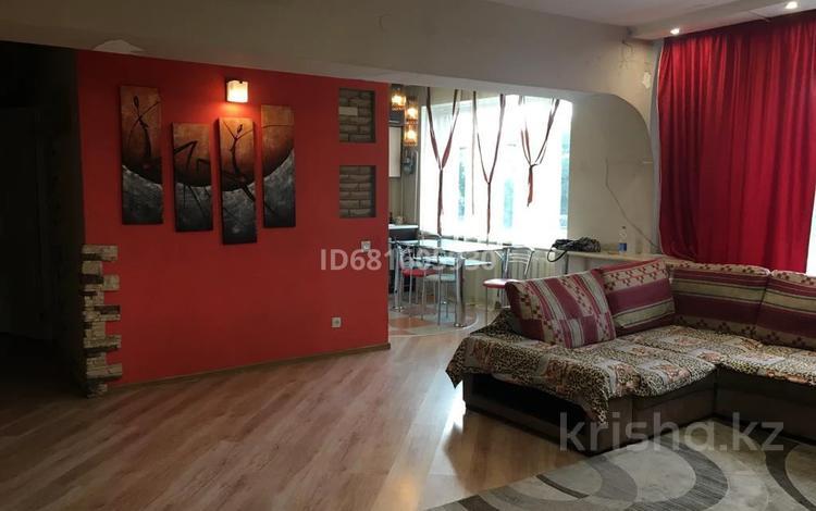 3-бөлмелі пәтер · 90 м² · 2/6 қабат, Абылай хана 74 — Арбат цум, бағасы: 25 000 ₸ в Алматы, Алмалинский р-н — фото 3