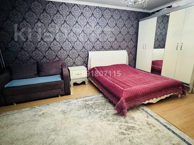 1-комнатная квартира · 50 м² · 4/9 этаж · посуточно, мкр Аккент 32 за 13 000 〒 в Алматы, Алатауский р-н