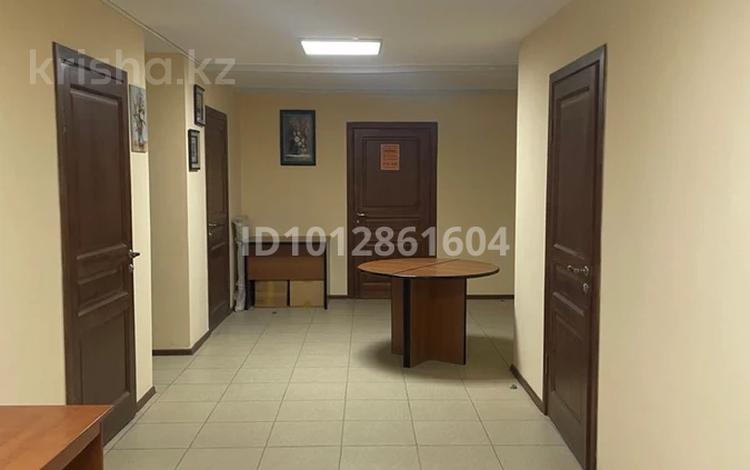 Свободное назначение, офисы, магазины и бутики, склады, салоны красоты, фитнес и спорт, медцентры и аптеки, образование, конференц-залы, кабинеты и рабочие места, студии · 20 м² за 120 000 ₸ в Атырау, мкр Жилгородок — фото 2