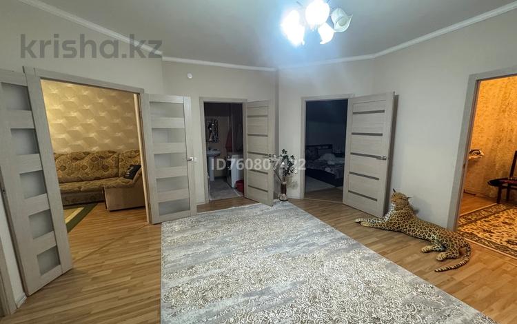 4-комнатная квартира · 105 м² · 6/9 этаж, 10 микрорайон 24 за 40 млн 〒 в Аксае — фото 2