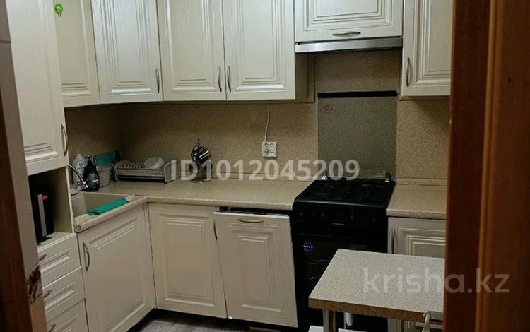 3-комнатная квартира · 56 м² · 3/4 этаж, Ауэзова 56а — Остановка школа восьмая за 200 000 ₸ в Атырау, мкр Жилгородок — фото 2