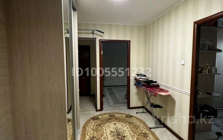 3-комнатная квартира · 63.8 м² · 4/9 этаж, мкр Кунаева 4 за 30 млн ₸ в Уральске — фото 2