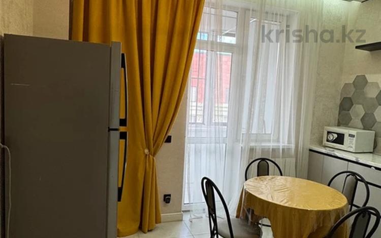 2-бөлмелі пәтер · 90 м² · 8/9 қабат, мкр Нурсая, Абулхайыр хана 74-9 — Аэропорт, рынок Сарайчик, Полиция, НИШ, школа Binom, бағасы: 360 000 ₸ в Атырау — фото 2