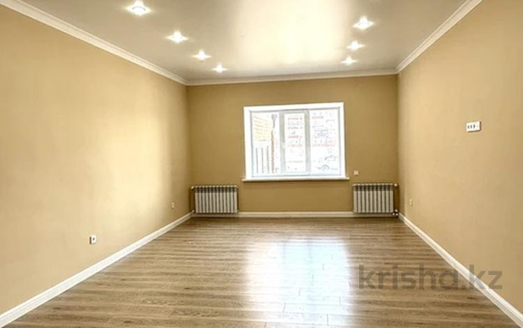 2-бөлмелі пәтер · 82.1 м² · 1/10 қабат, Самал, бағасы: 32.5 млн ₸ в Уральске — фото 2