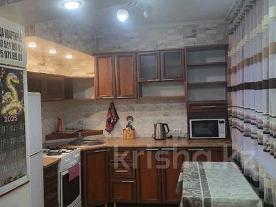 2-комнатная квартира · 55 м² · 2/5 этаж, Ауэзова 38 — Байтурсынова за 15 000 ₸ в Семее
