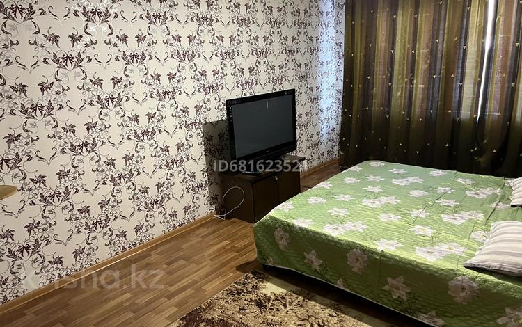 1-комнатная квартира, 39 м², 5/5 этаж посуточно, Назарбаева 46 за 6 000 〒 в Усть-Каменогорске — фото 2