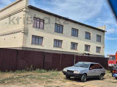 Коммерциялық жылжымайтын мүлік в Атырауской обл.: Еркін, кеңселер, дүкендер мен бутиктер, қоймалар · 1500 м², бағасы: 4.5 млн 〒 Еркін, кеңселер, дүкендер мен бутиктер, қоймалар · 1500 м², бағасы: 4.5 млн 〒 в Атырау, мкр Атырау-2