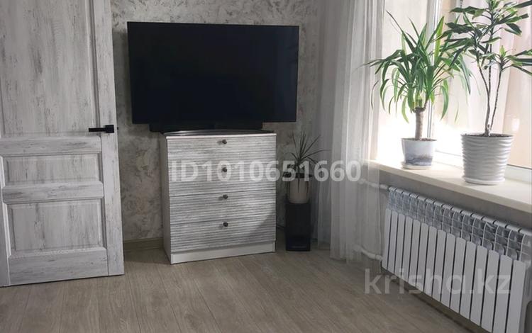 2-бөлмелі пәтер · 41.8 м² · 5/5 қабат, Пришахтинск, Пришахтинск, 22й микрорайон 23, бағасы: 13 млн ₸ в Караганде, Алихана Бокейханова р-н — фото 2