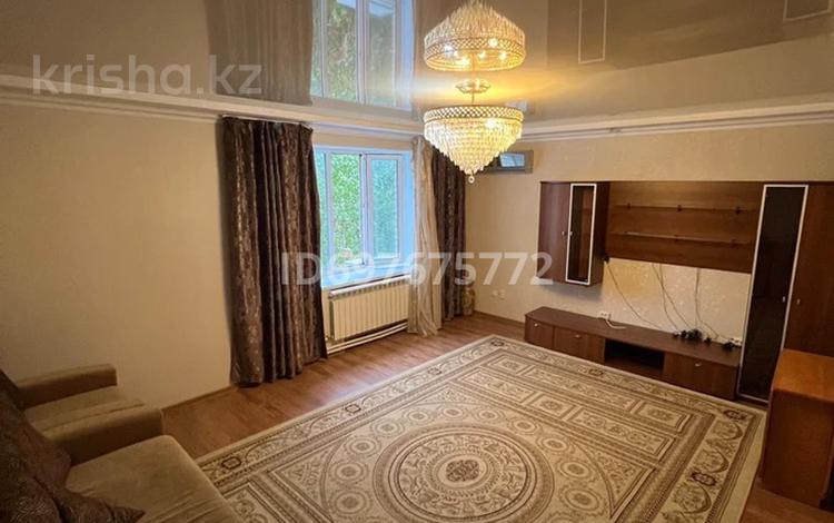 2-комнатная квартира, 90 м², 5/5 этаж помесячно, мкр. Алтын орда за 180 000 〒 в Актобе, мкр. Алтын орда — фото 2