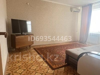 1-комнатная квартира · 50 м² · 4/9 этаж, мкр 12 54 — Рынок Аида, 51, 56 гимназии, садики , новый супермаркет Анвар, все в шаговой доступности за 150 000 〒 в Актобе