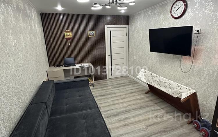2-комнатная квартира · 44 м² · 4/5 этаж, Майкудук, 15й микрорайон 1 — Ориентир: рядом магазин, остановка, школа и автомойка. за 12.5 млн ₸ в Караганде, Алихана Бокейханова р-н — фото 2