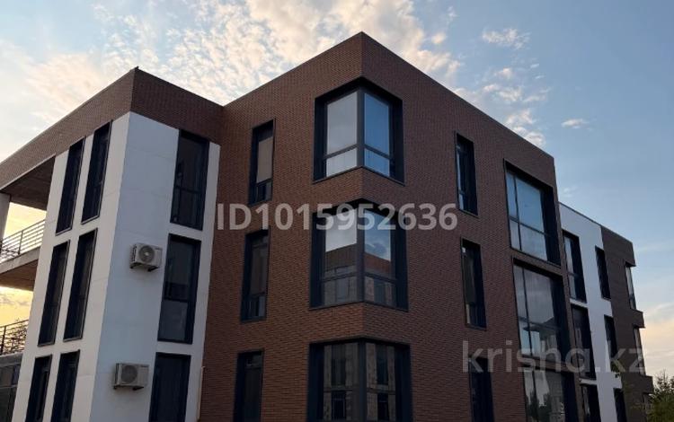 4-комнатная квартира · 199.5 м² · 1/3 этаж, Богенбай Батыра 50 за 700 000 ₸ в Актобе, мкр Авиагородок — фото 2