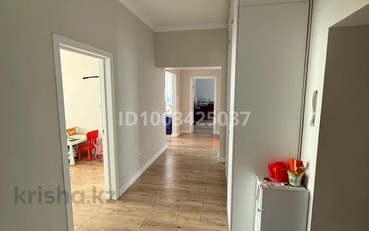 3-комнатная квартира · 110 м² · 9/10 этаж, мкр. Алтын орда, Молдагуловой 66/2 — Золотой квартал за 49.5 млн 〒 в Актобе — фото 2