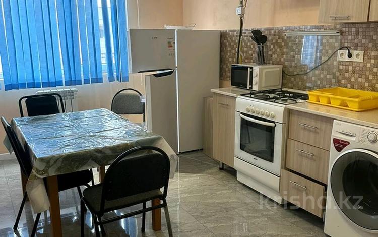 2-бөлмелі пәтер, 60 м², 10/10 қабат ай сайын, мкр Шугыла, Жунисова 8/7, бағасы: 200 000 〒 в Алматы, Наурызбайский р-н — фото 2