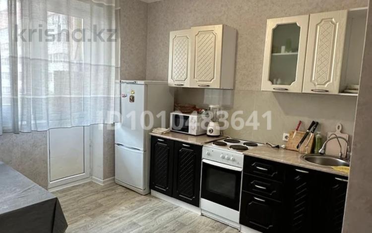 1-комнатная квартира · 37 м² · 13/17 этаж, мкр Юго-Восток, Бауыржана Момышулы 28 за 150 000 ₸ в Караганде, Казыбек би р-н — фото 2