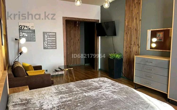 1-комнатная квартира, 60 м², 14/16 этаж посуточно, Назарбаева за 18 000 〒 в Шымкенте — фото 2