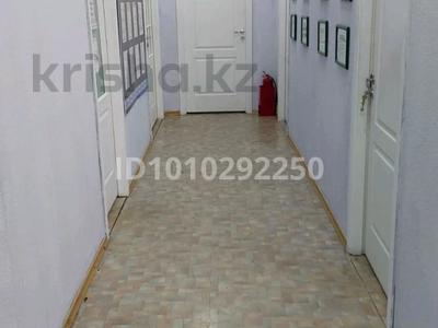 Отдельный дом · 8 комнат · 240 м², Жумабаева 30 — Торгового дома Арена за ЦУМом за 900 000 〒 в Семее