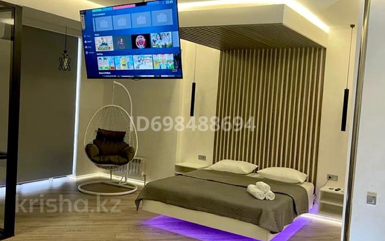 1-комнатная квартира · 60 м² · 17/17 этаж, Толе би 185А — Толе Би - Ауэзова за 35 000 ₸ в Алматы, Алмалинский р-н — фото 2