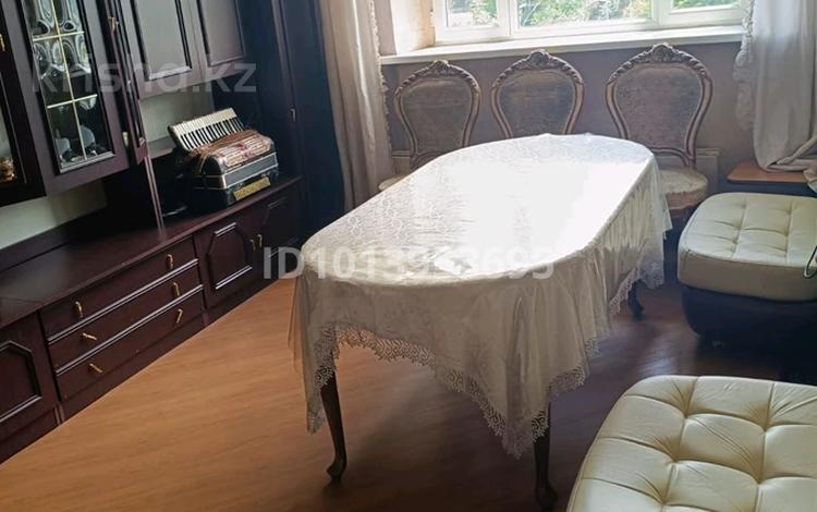 2-комнатная квартира · 54 м² · 4/5 этаж, мкр Мамыр-1 3 за 300 000 ₸ в Алматы, Ауэзовский р-н — фото 2