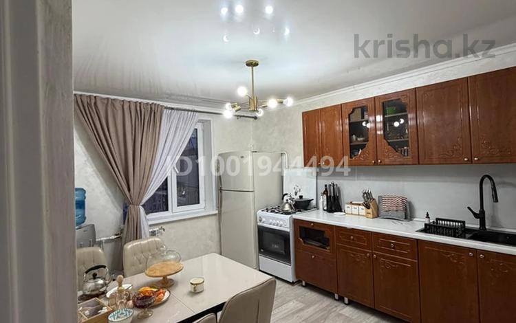 3-комнатная квартира · 67.8 м² · 9/9 этаж, мкр Жилгородок, Тынышпаева 49 — Торг уместен ! Остается вся мебель и техника за 18.8 млн 〒 в Актобе — фото 17