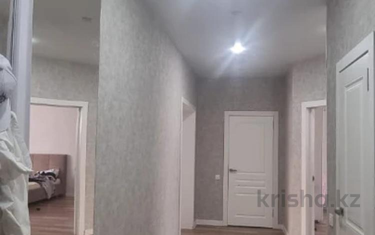 2-бөлмелі пәтер · 77.2 м² · 2/5 қабат, Алтын орда ш/а., бағасы: 29 млн ₸ в Актобе, мкр. Алтын орда — фото 2