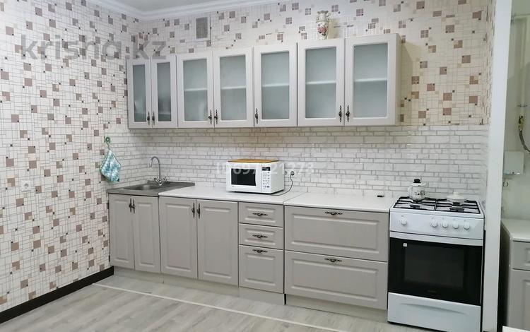 2-бөлмелі пәтер, 90 м², 2/5 қабат ай сайын, мкр. Алтын орда, Батыс 2 9/3 — 103 Анаға тағзым школа Сымбат, бағасы: 250 000 〒 в Актобе, мкр. Алтын орда — фото 2