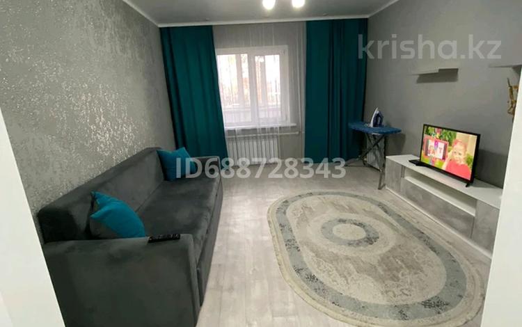 2-комнатная квартира, 52 м², 1/9 этаж помесячно, Кизатова 9д — Поликлиника