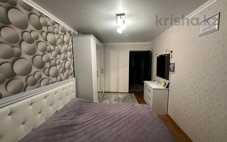 3-комнатная квартира, 62.7 м², 9/10 этаж, мкр Юго-Восток, Муканова 18 — Университетская, Строителей за 22 млн 〒 в Караганде, Казыбек би р-н — фото 2