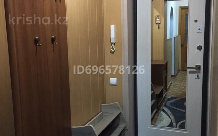 3-комнатная квартира · 60 м² · 3/5 этаж, мкр Михайловка , Аманжолова 55а за 220 000 〒 в Караганде, Казыбек би р-н — фото 2