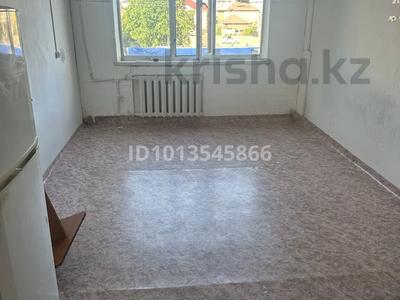 1 бөлме · 18 м² · 3/5 қабат, 2 ш/а., Братья Жубановых 257, бағасы: 30 000 ₸ в Актобе, мкр 8