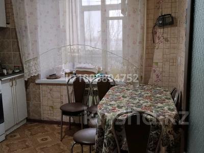 2-комнатная квартира · 49.8 м² · 4/5 этаж, Нефтянников 22 — Магазин Дина в доме за 10 млн 〒 в Актобе, мкр Гормолзавод