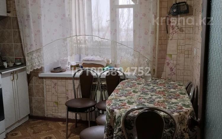 2-комнатная квартира · 49.8 м² · 4/5 этаж, Нефтянников 22 — Магазин Дина в доме за 9.7 млн 〒 в Актобе, мкр Гормолзавод — фото 2