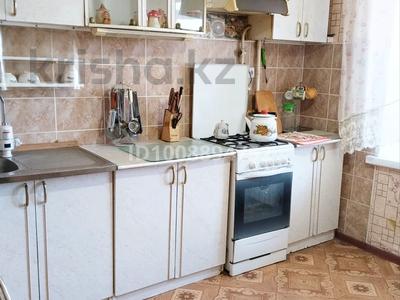 2-комнатная квартира · 49.8 м² · 4/5 этаж, Нефтянников 22 — Магазин Дина в доме за 9.4 млн 〒 в Актобе, мкр Гормолзавод
