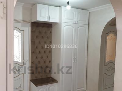 4-комнатная квартира · 74 м² · 4/5 этаж, 4 мкр за 27 млн 〒 в Атырау, мкр Авангард-4