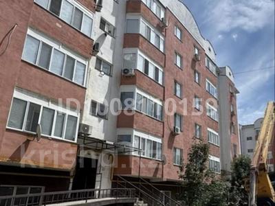 2-бөлмелі пәтер · 70 м² · 4/5 қабат, Нұрсая ш/а., Мкр Тулпар 77/1, бағасы: 200 000 ₸ в Атырау, мкр Нурсая