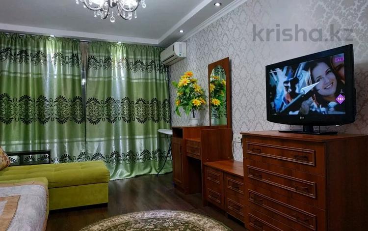 2-комнатная квартира, 52 м², 2/5 этаж посуточно, Туркестанская 2/6 за 8 000 〒 в Шымкенте — фото 2