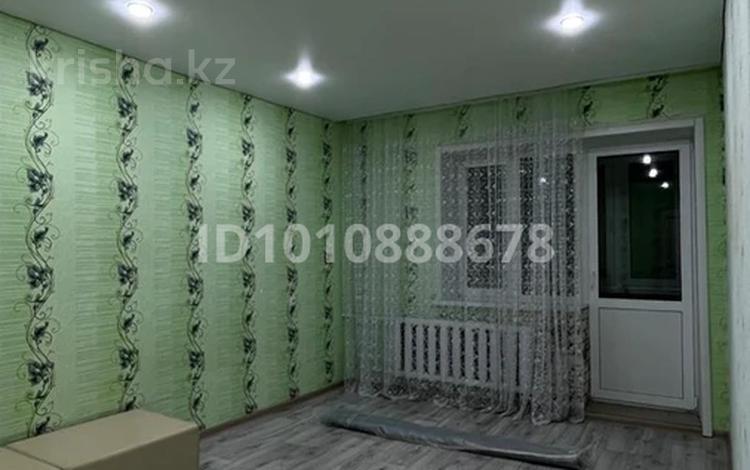 1-комнатная квартира · 35 м² · 5/5 этаж, Мухита 99 — Продам одно комнатную квартиру по улице мухита 99 2 подъезда чистый ухоженный тихий район рядом школа садик остановка за 13 млн ₸ в Уральске, мкр Школьник — фото 3