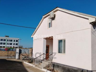Жеке үй · 6 бөлме · 200 м² · 10 жүзд., 3 79 — Ақмаржан дүкенінің бойында орналасқан, жаңа мектеп құрылысы жанында, бағасы: ~ 19.6 млн ₸ в Батыре