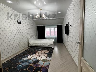 1-комнатная квартира, 50 м², 6/6 этаж помесячно, Сергей тюленина 4 за 150 000 〒 в Уральске