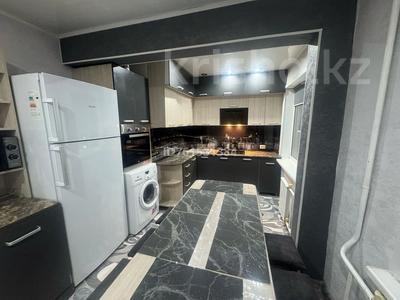 3-комнатная квартира · 58 м² · 4/5 этаж, Канипа Битибаева — 37 школа за 230 000 ₸ в Усть-Каменогорске, Ульбинский