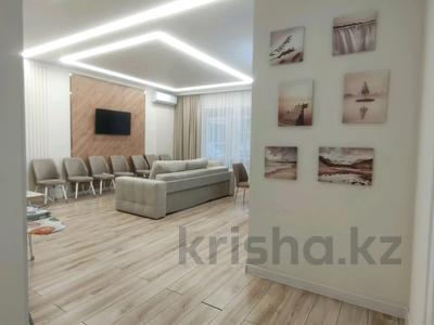 6-комнатная квартира · 215 м² · 1/5 этаж, Исаева за 85 млн ₸ в Уральске