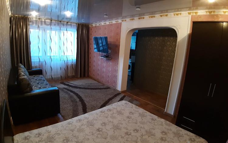 1-комнатная квартира, 35 м², 3/5 этаж по часам, 1 мая 8 за 1 000 〒 в Павлодаре — фото 5