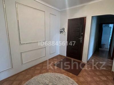 4-комнатная квартира, 80 м², 5/5 этаж, мкр Шанхай, Ул.Бр.Жубановых 202 — БСМП за 17.5 млн 〒 в Актобе, мкр Шанхай