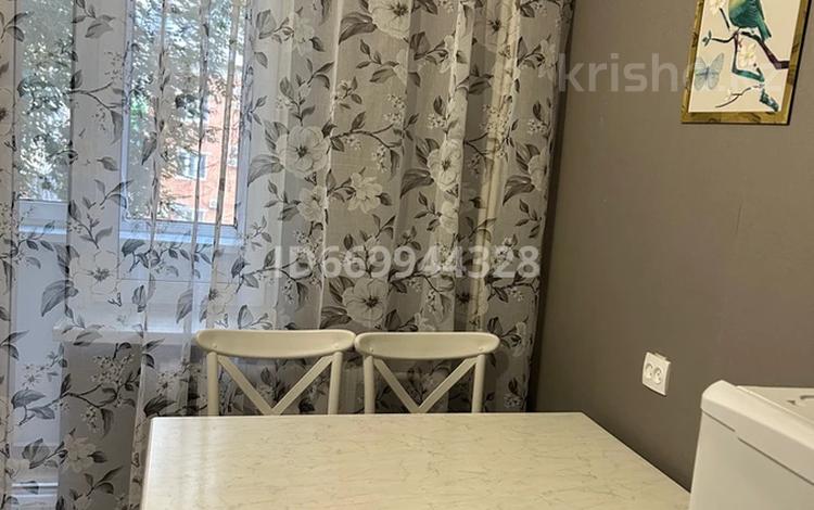 1-комнатная квартира · 34 м² · 2/5 этаж, 4 мкр 12 — АзияМолл за 11 000 ₸ в Уральске — фото 11