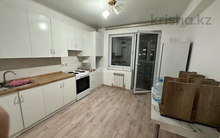 3-комнатная квартира, 76 м², 1/5 этаж помесячно, Алтын орда 6/52