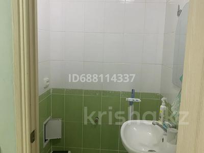 Кеңселер, дүкендер мен бутиктер, сұлулық салондары • 42 м², бағасы: 10 млн 〒 в Атырау, мкр СМП 136