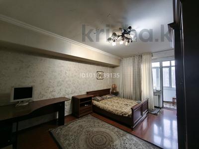 3-комнатная квартира · 81 м² · 4/9 этаж, мкр Аксай-3Б, Толе Би Яссауи за 300 000 〒 в Алматы, Ауэзовский р-н