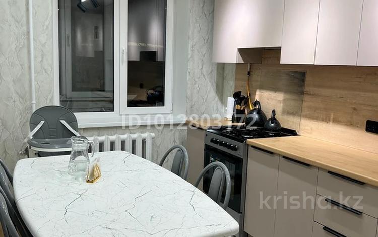 3-бөлмелі пәтер · 70 м² · 1/9 қабат, мкр Строитель 19:1, бағасы: 26.5 млн ₸ в Уральске — фото 2